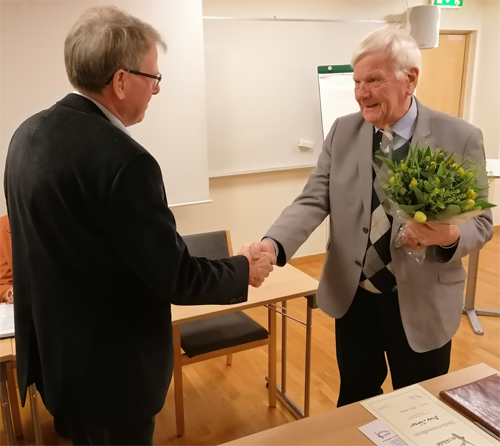 Brivio Thörner tar emot diplom och blommor