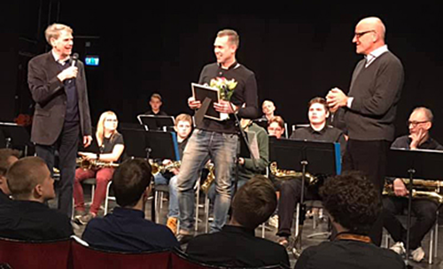 Mikael Winald tar emot stipendiediet
